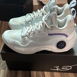 Way of Wade 10 White and Purple Sneakers, size 7 US